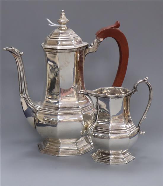 A George V silver bachelors coffee pot and matching cream jug, Mappin & Webb, Sheffield, 1933, 21 oz.